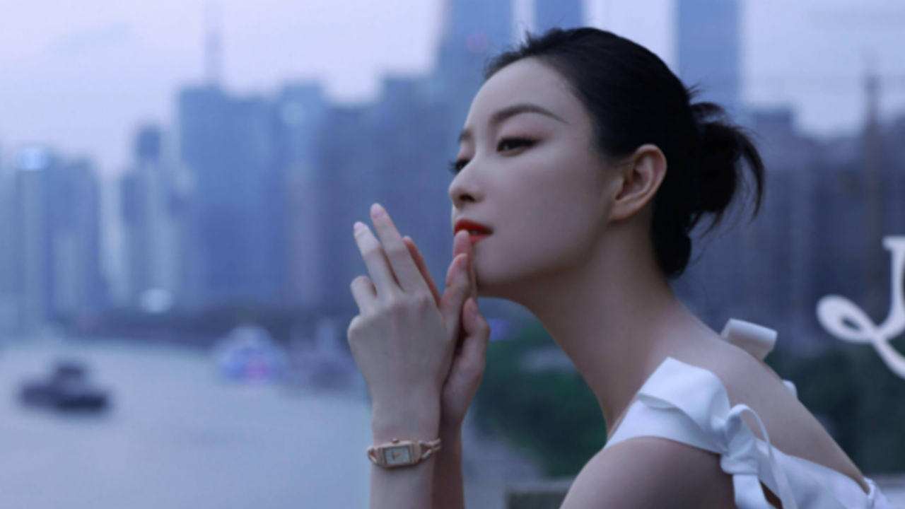 倪妮穿紧身泳装炫身材侧腰镂空露出一大片趴泳装边脸上全是水