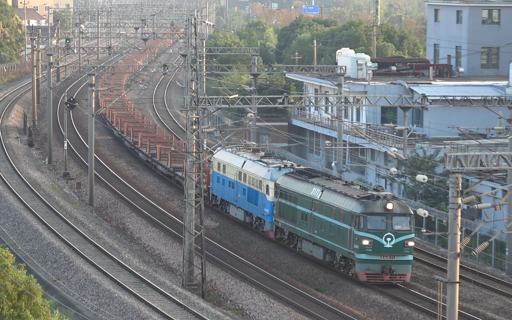 【中国铁路】[内燃双机] 上局杭段 df4b9171 df4d4222 牵引 57610次