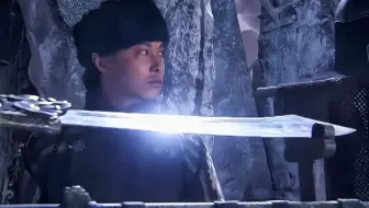 男人误入神秘山洞，竟发现传说中的倚天剑和屠龙刀