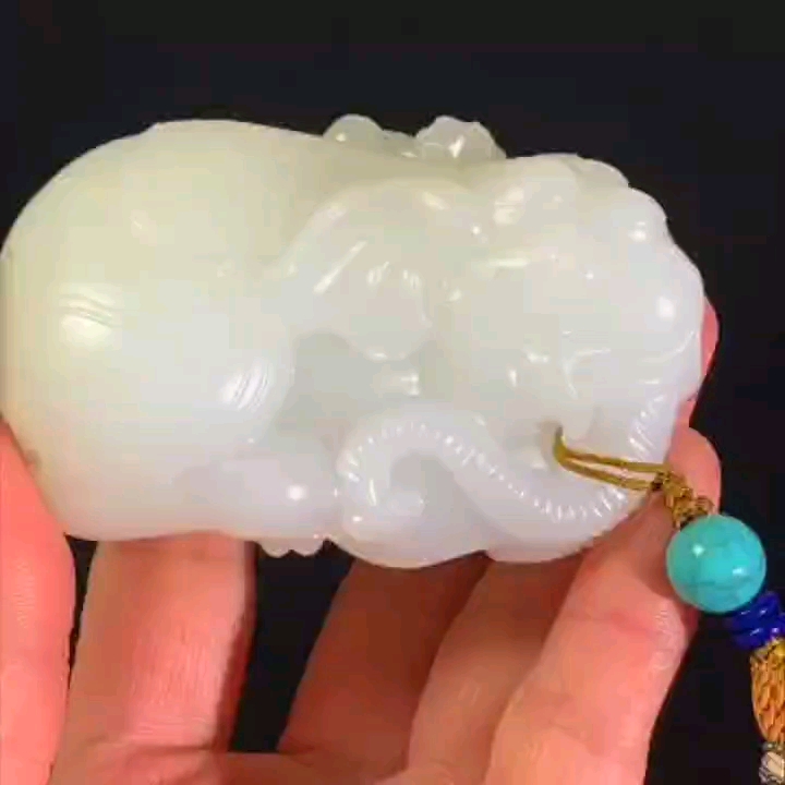 和田玉白玉羊脂玉大象手把件,玉质油润细腻,手感极佳.