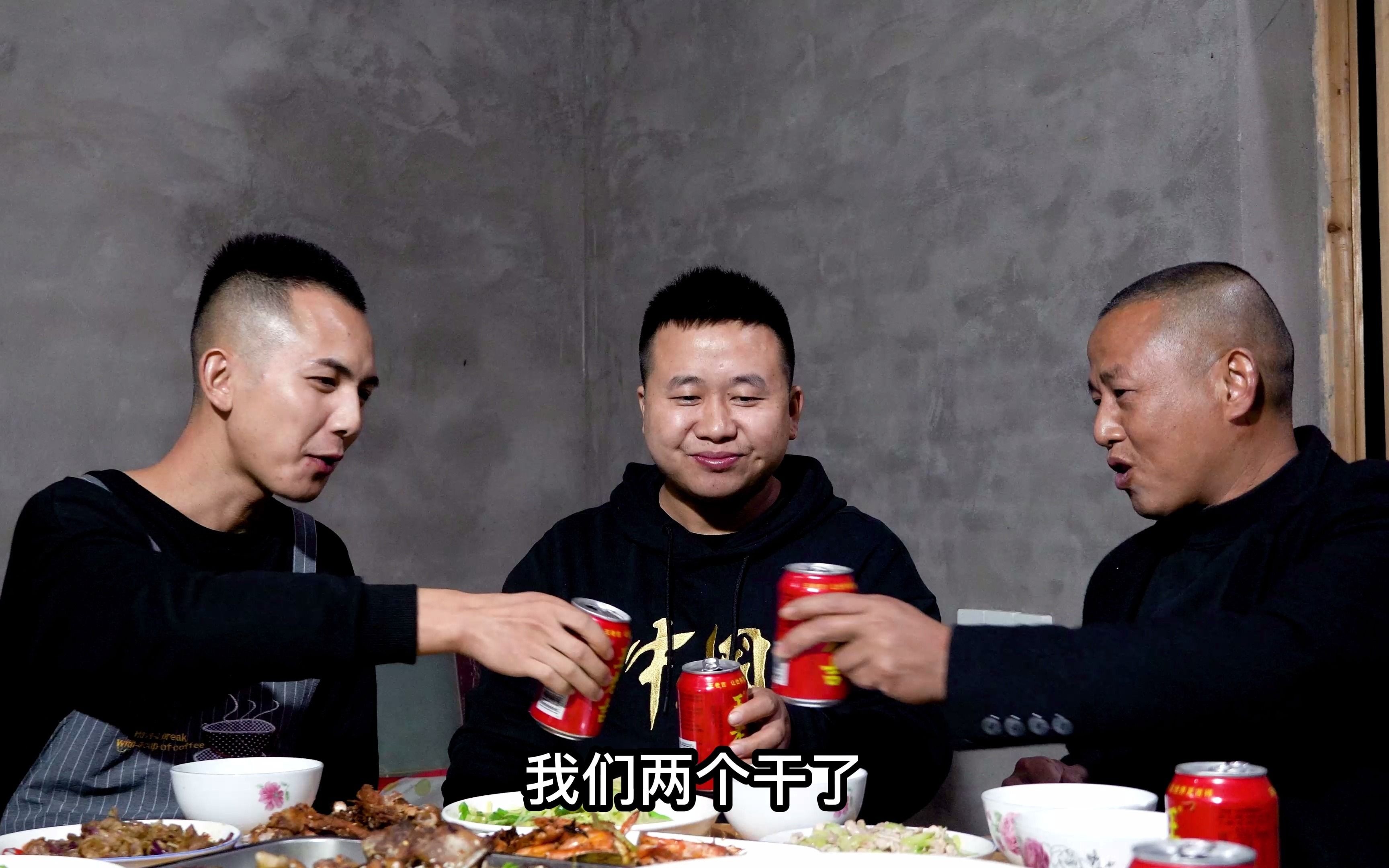 老九到明二哥家串门,偶遇同城美食博主炊二锅,三兄弟相谈甚欢