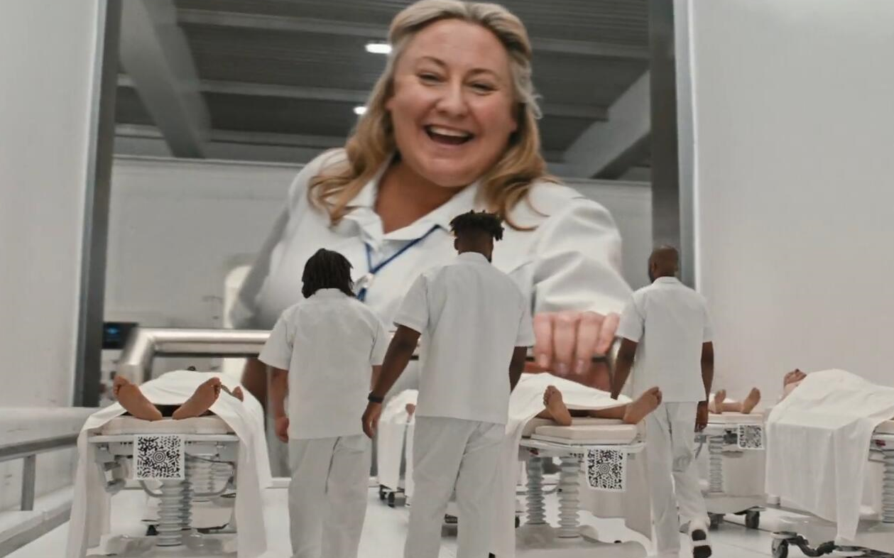 未来世界人满为患科学家发明缩身技术将人缩小至10厘米生存