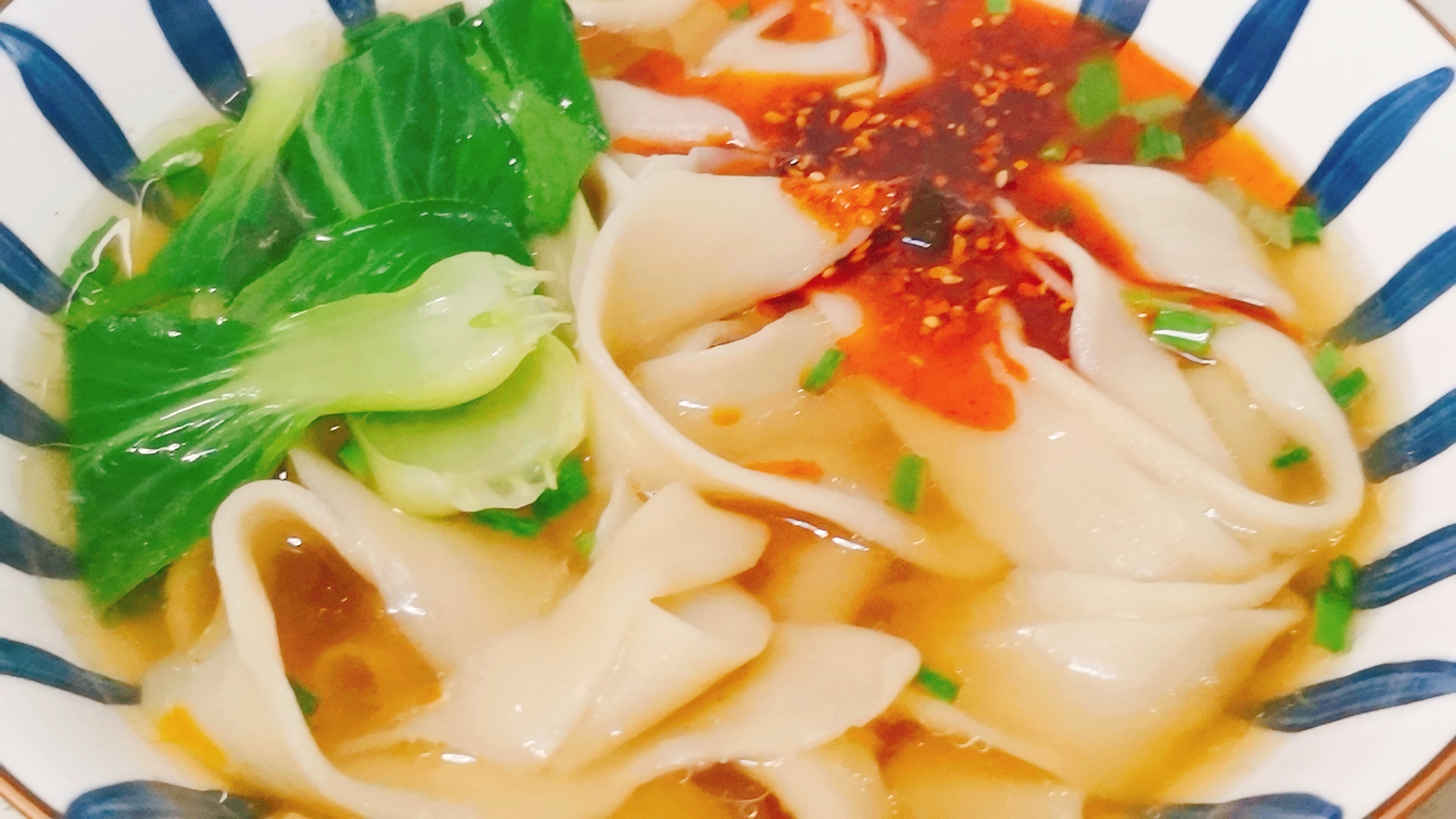 清汤扯面怎么做好吃,汤底酸辣面条筋道爽滑,吃起来非常开胃过瘾