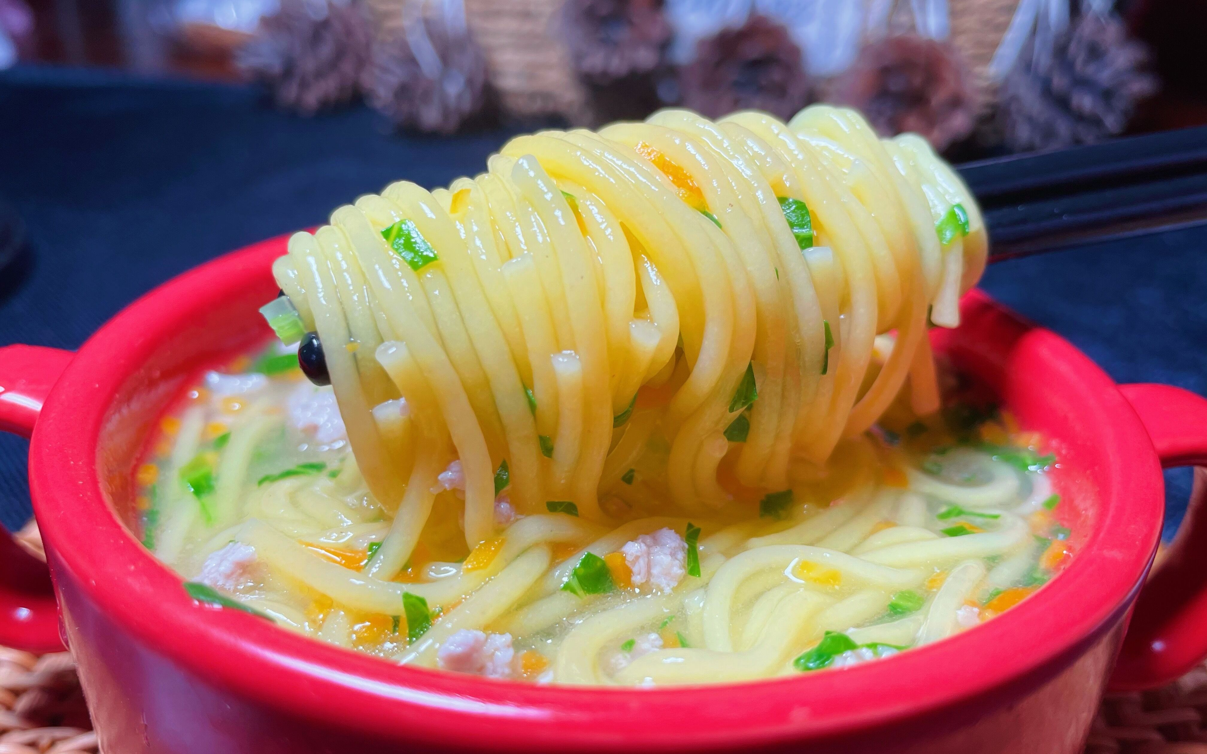 金烂烂的玉米面条,劲道爽滑,低糖零脂肪,每一口都是减肉的感觉