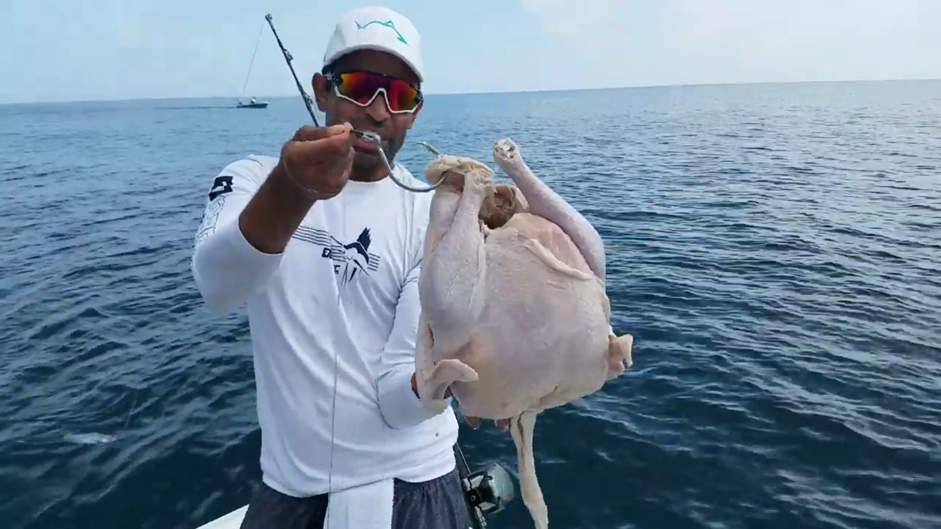 老外用一只整鸡来钓鱼,本以为是赔钱买卖,没曾想来了个"大家伙"!