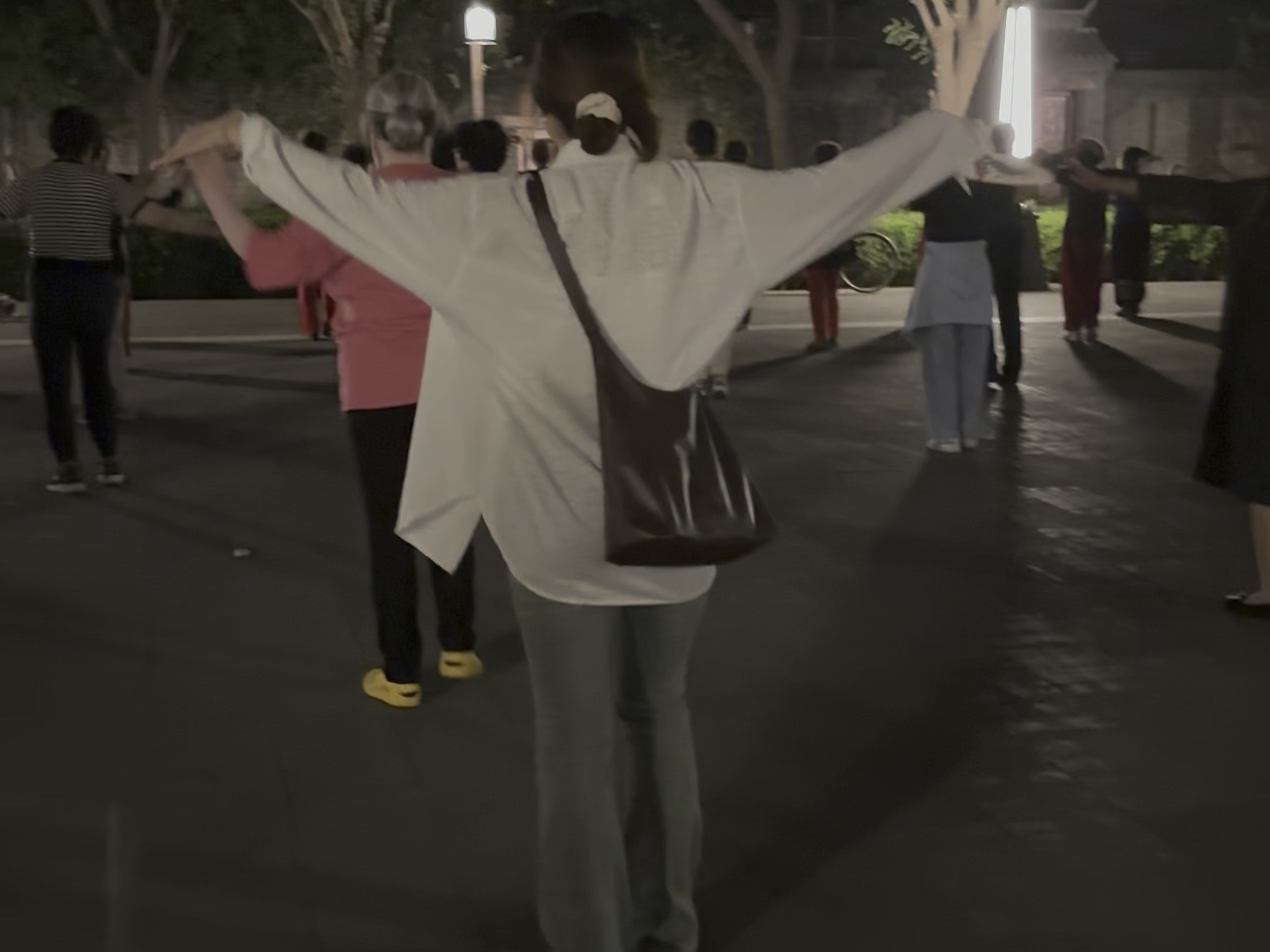 又菜又想跳,每次一看到广场舞就老想去加入,自己一个人在外面溜达找