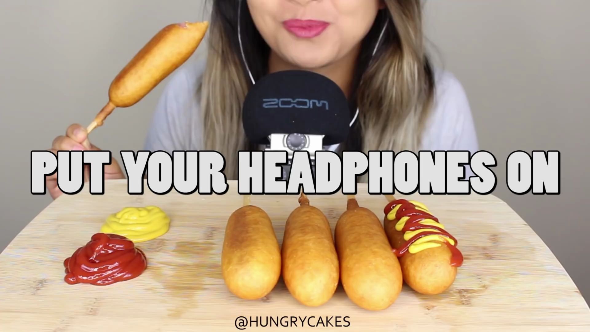 [图]【Hungry Cakes】蛋糕姐入坑神作美式热狗Corn dogs _BINAURAL Eating Sound