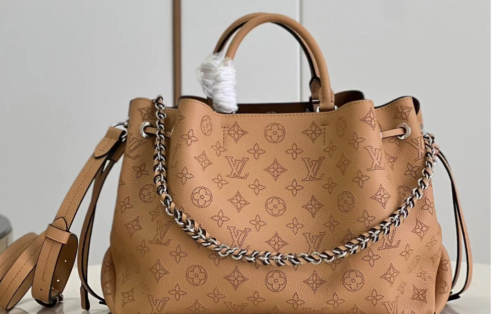 说一下高仿lv路易威登m59200棕色 bella tote 手袋 取材柔软镂花穿孔