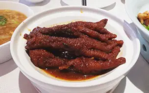 Video herunterladen: 天津特色老牌家常菜饭馆，铁勺凤爪名震津门，八珍豆腐配米饭一绝