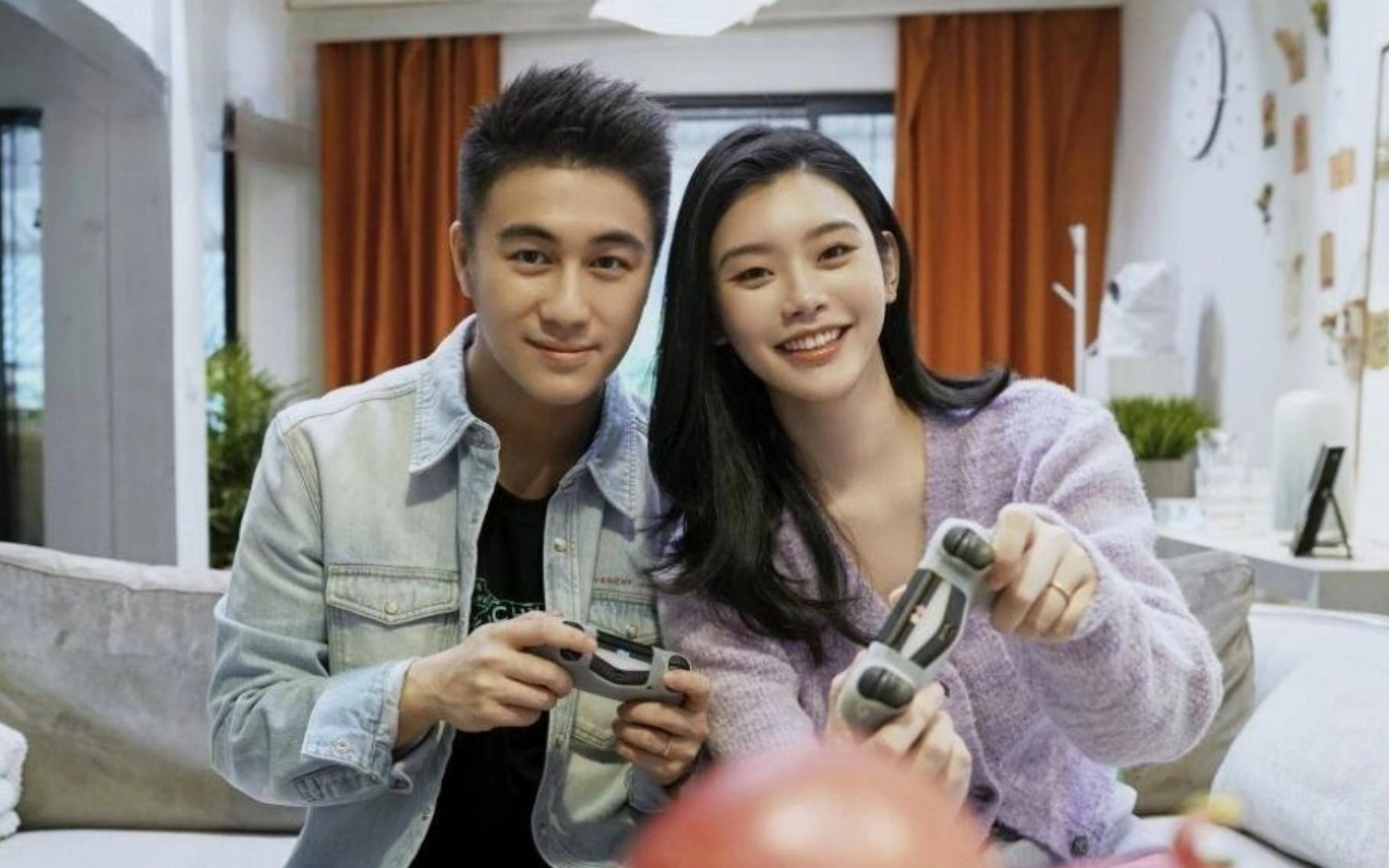 何猷君夫妇录综艺路透,紧跟老婆帮拿东西,奚梦瑶满脸笑容超幸福