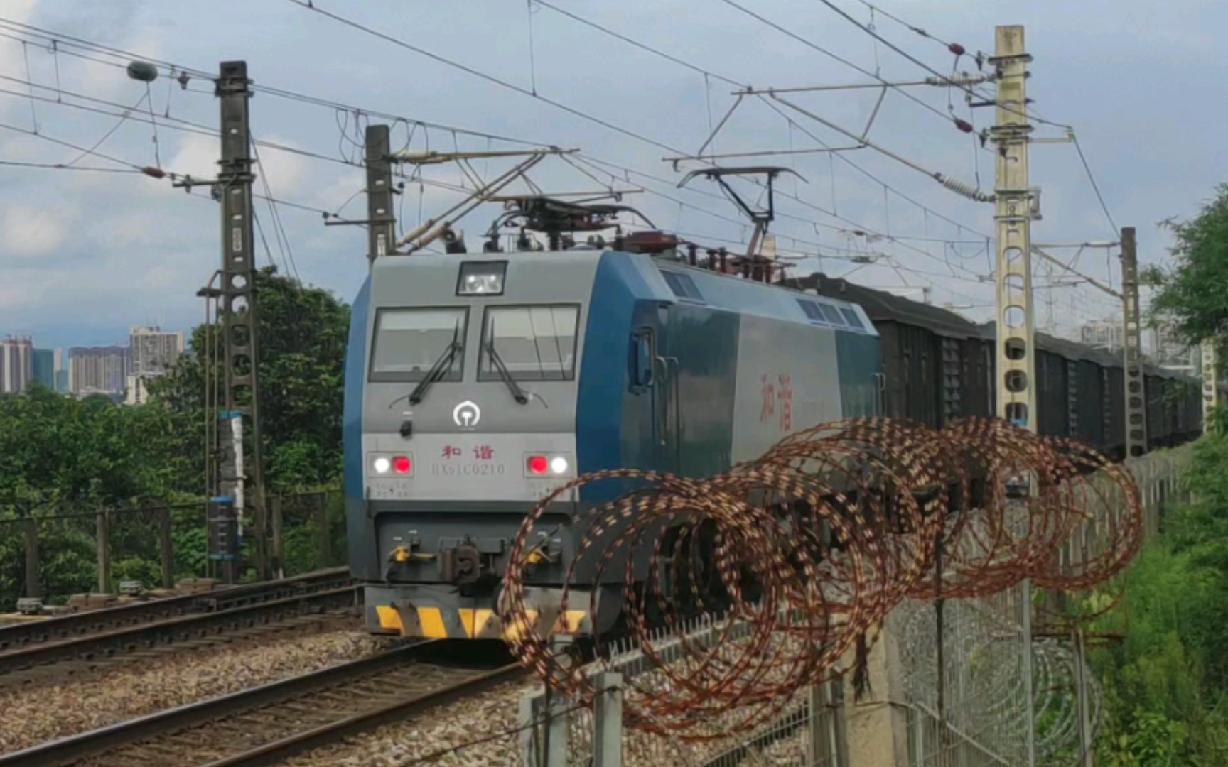 广铁株段hxd1c0210牵引货列快速通过