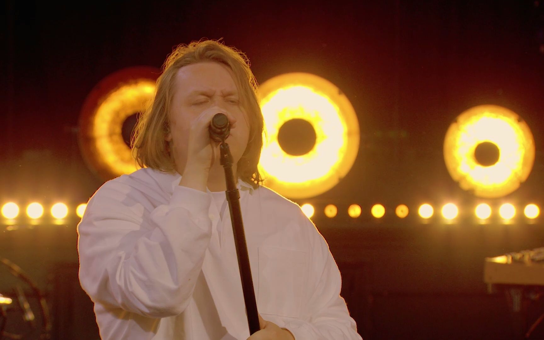 [图]Lewis Capaldi - Forget Me (Live Lounge)