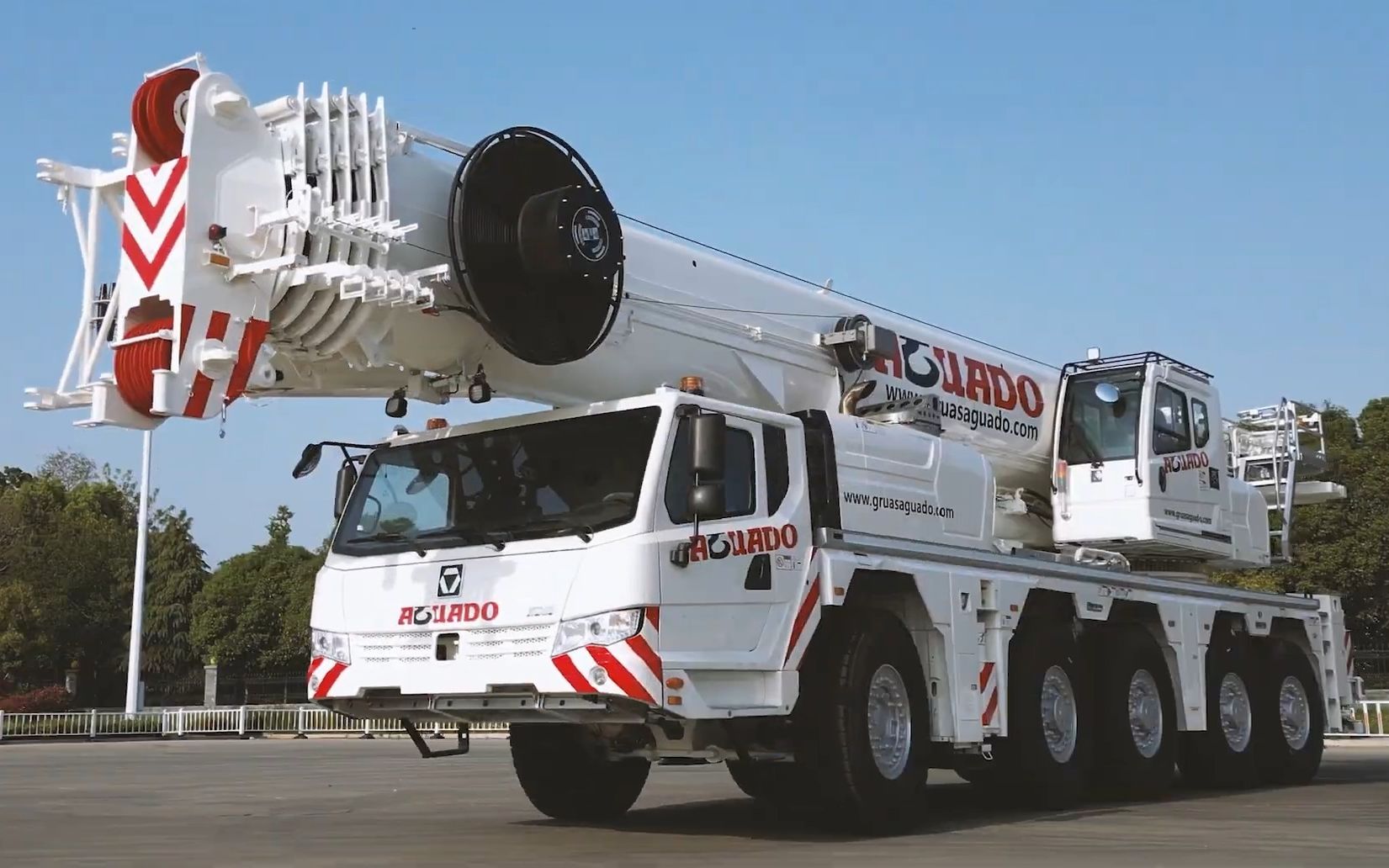 徐工 xcmg xca130_e 全地面起重机 西班牙grúas aguado定制版涂装