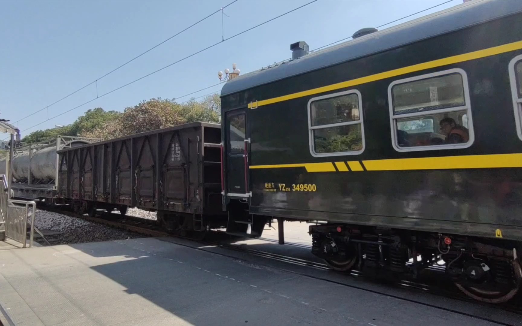 hxd1c6425牵引40015次通勤25b通过三化道口