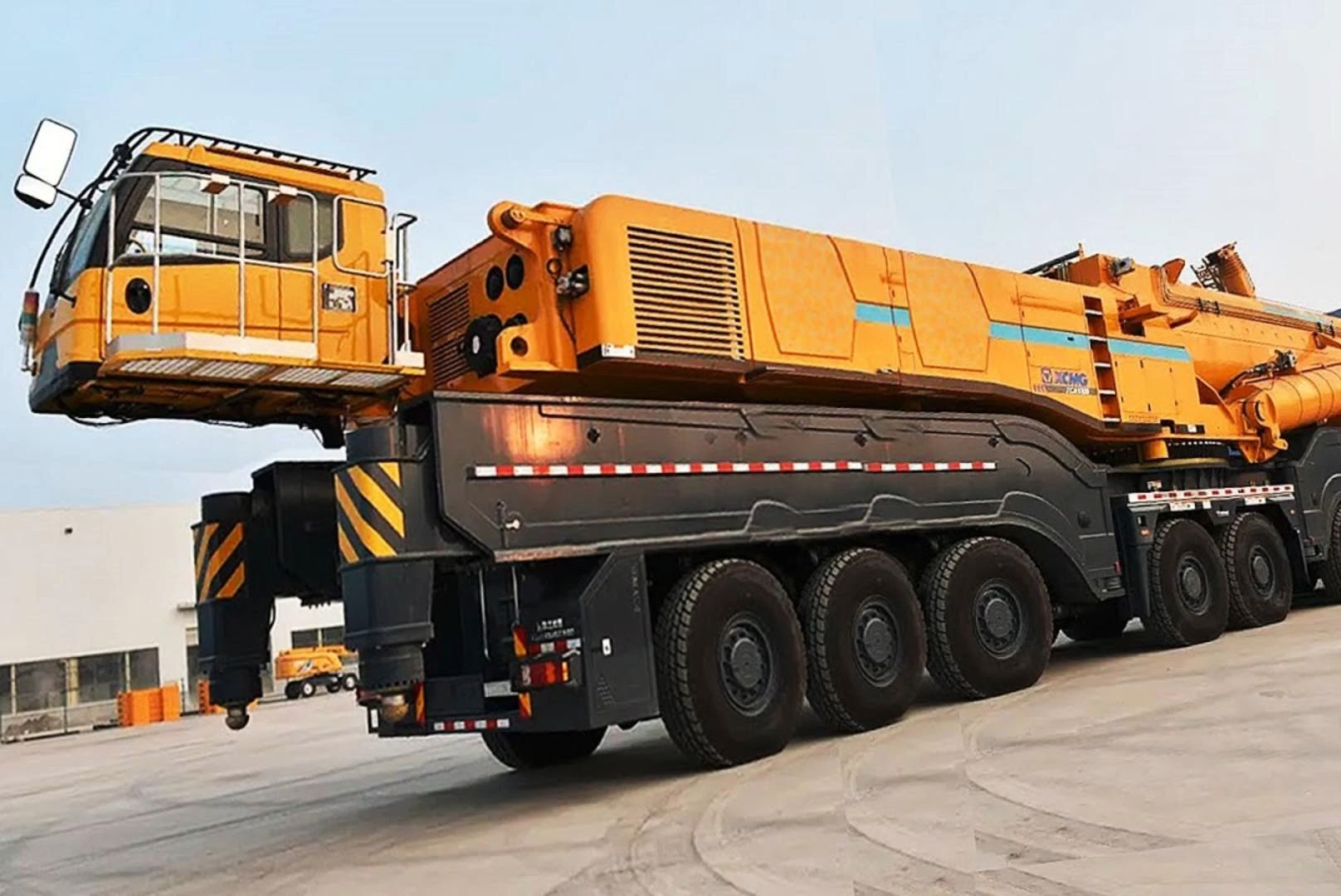 令人惊叹的大起重机工程车