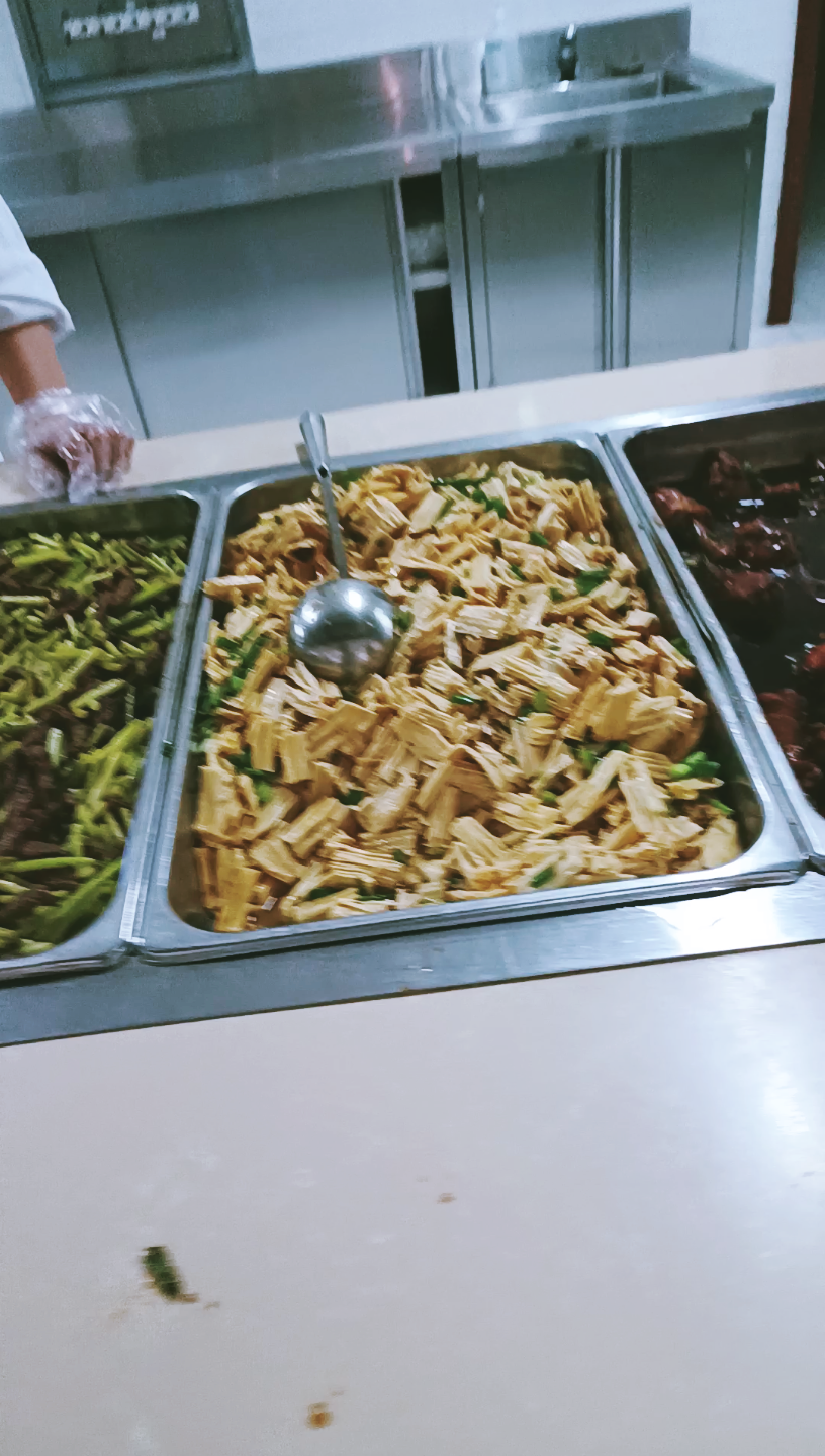 中国大学食堂晚饭多丰盛!