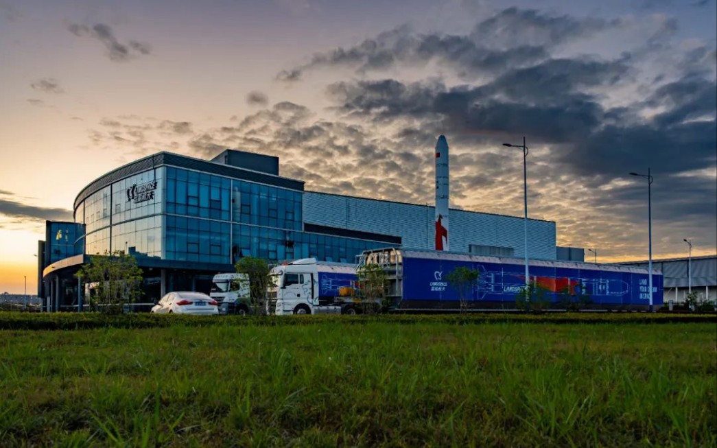 【蓝箭航天】朱雀二号遥三运载火箭启程 运往蓝箭航天酒泉液氧甲烷