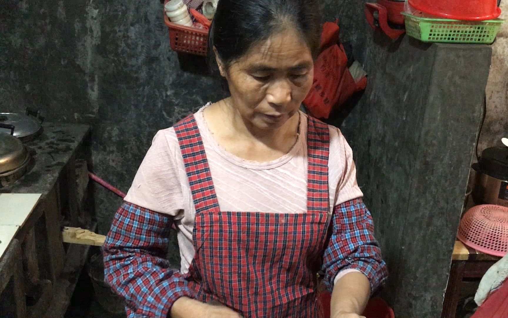 实拍广东阿姨做凉拌鱼皮,看看她都用什么配料,好香好馋人!