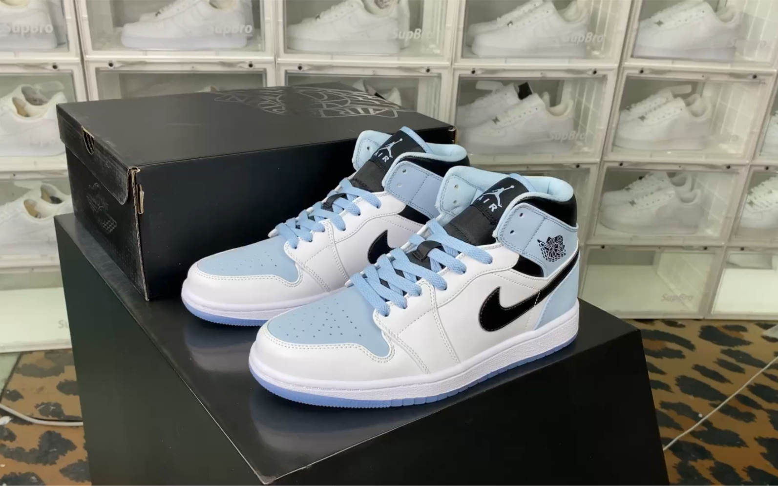 aj1白黑月图片