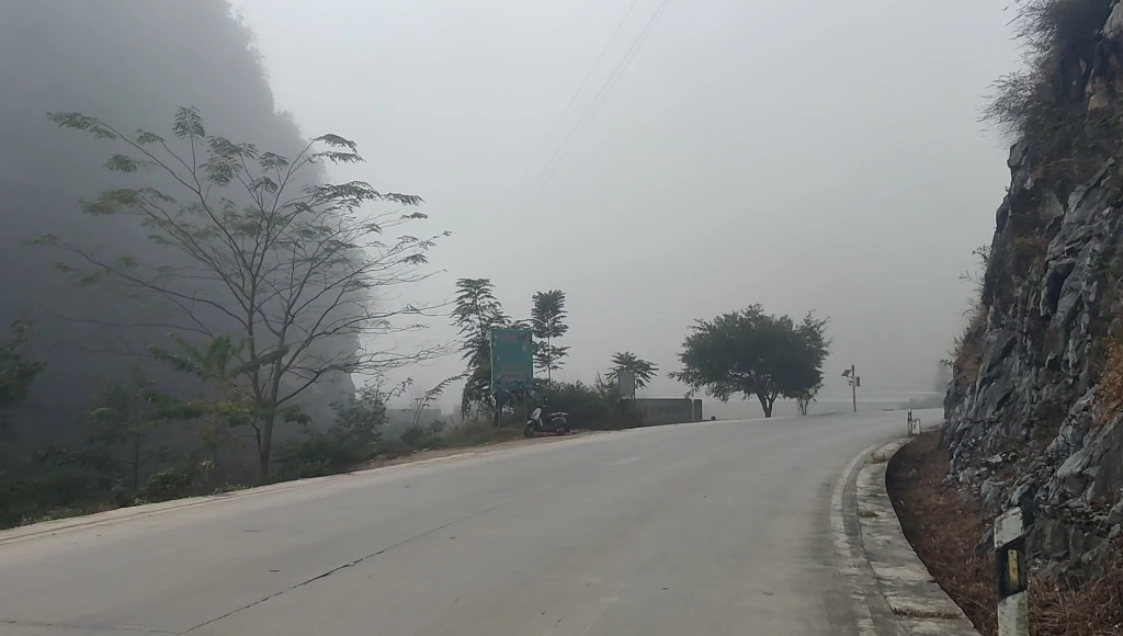 [图]摩旅前往云南途中，山里雾气蒙蒙，白茫茫一片