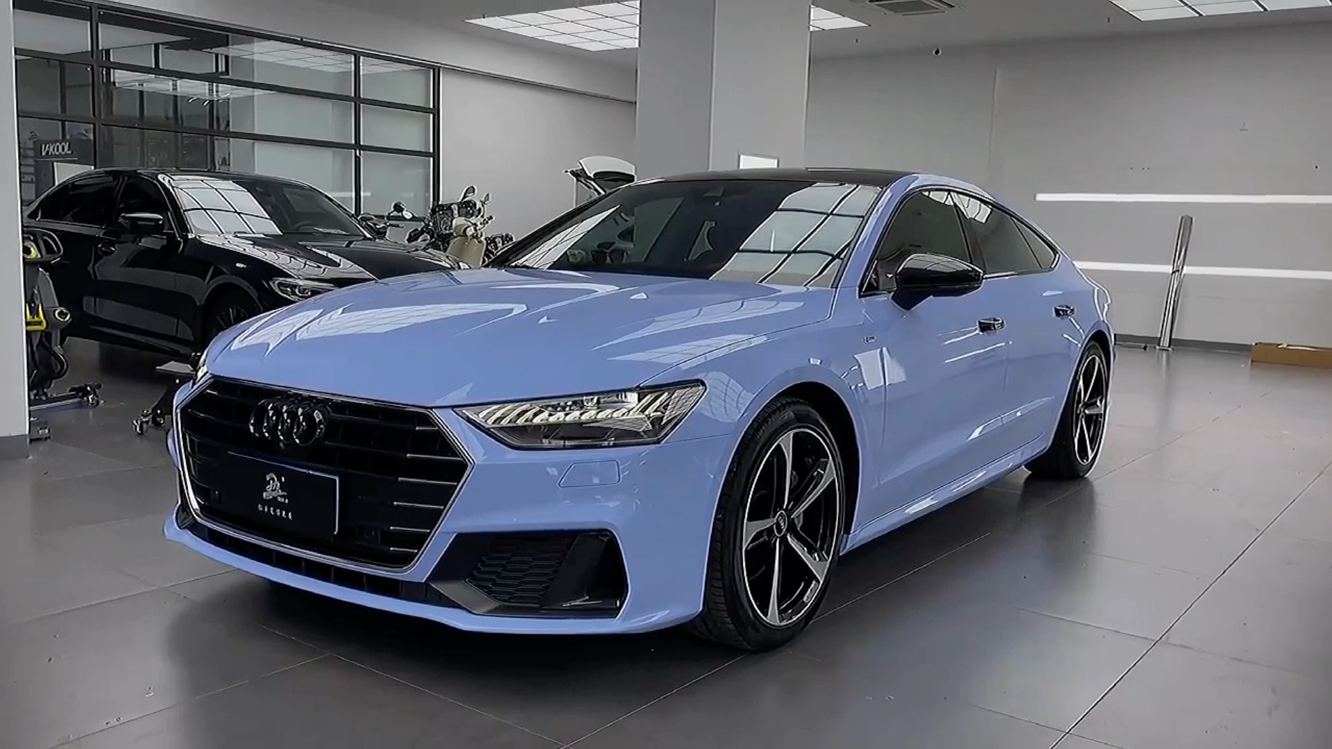 奥迪a7原车黑色车漆改个清爽的颜色,漆面青雾蓝改色贴膜效果_哔哩哔哩