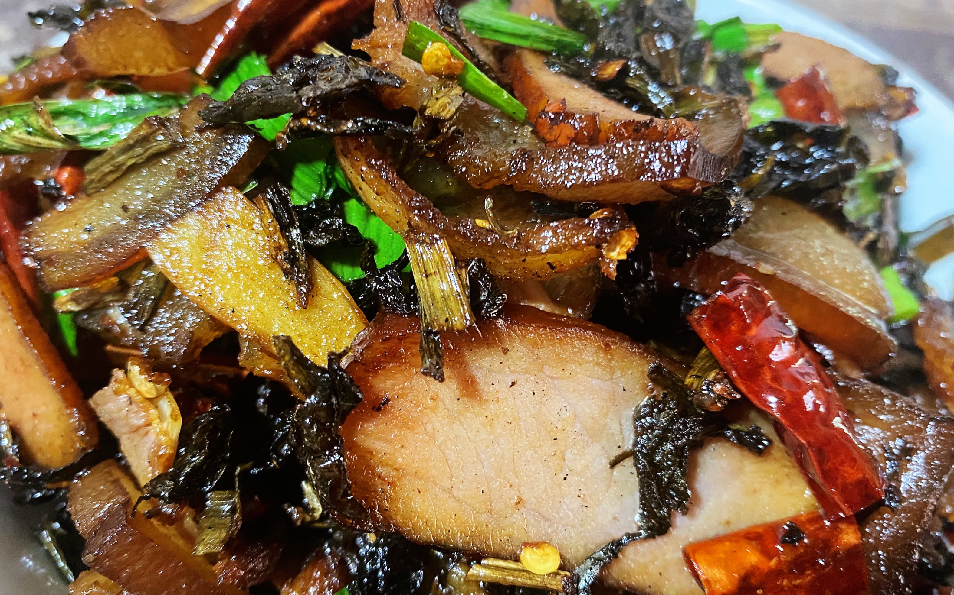 山羊把腊肉和盐菜一起炒,肉入菜香,菜吸肉味,腊香满口.