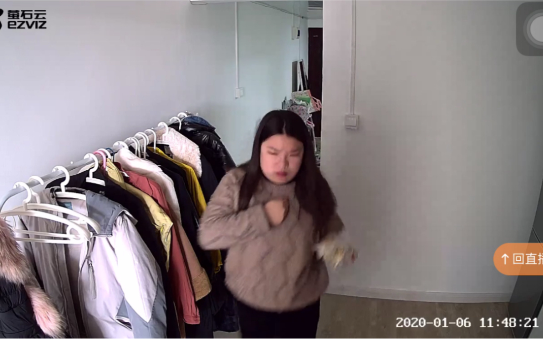 傻子女朋友吃早餐居然被噎住猛锤自己胸口