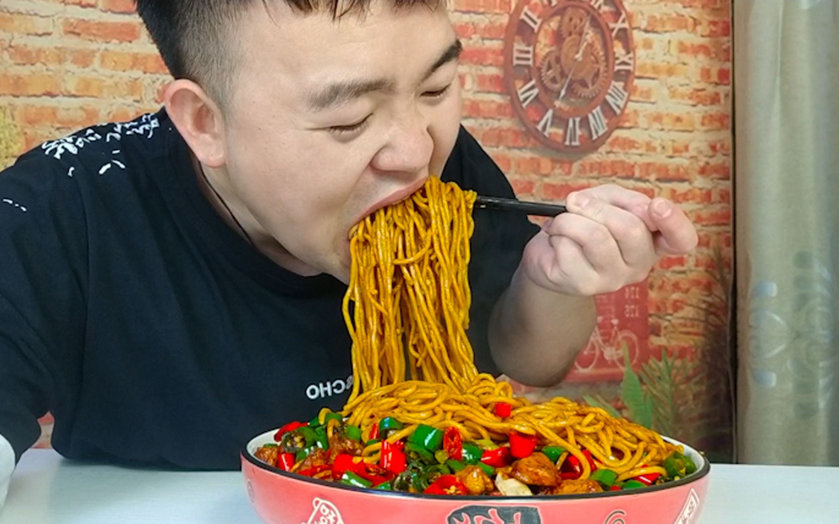 一把辣椒两个鸡腿,美食猫做一盆双椒鸡捞面,大口吃面真过瘾