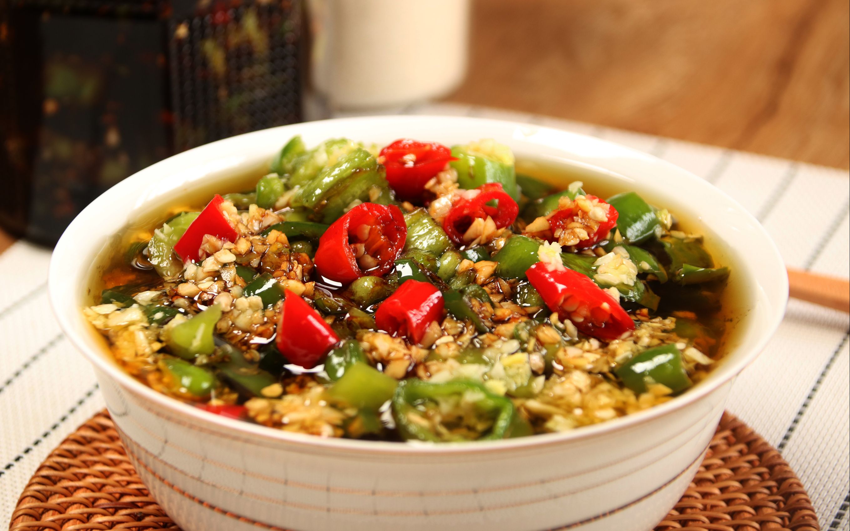 能让你忍不住多吃一碗饭的开胃小菜,腌油辣椒,口感爽脆,超好吃_哔哩