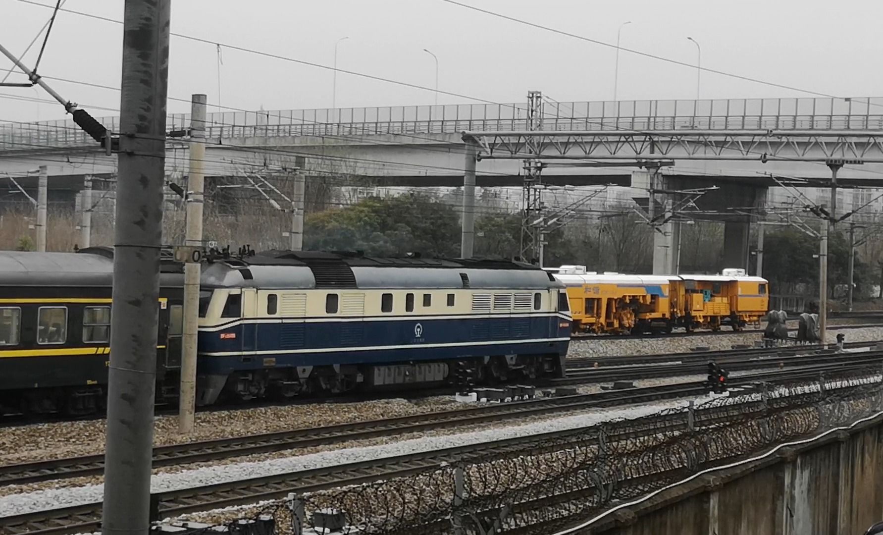 k33 本务上局宁东段df11 0405 南京站4道发车 注意7道上已完成连挂的