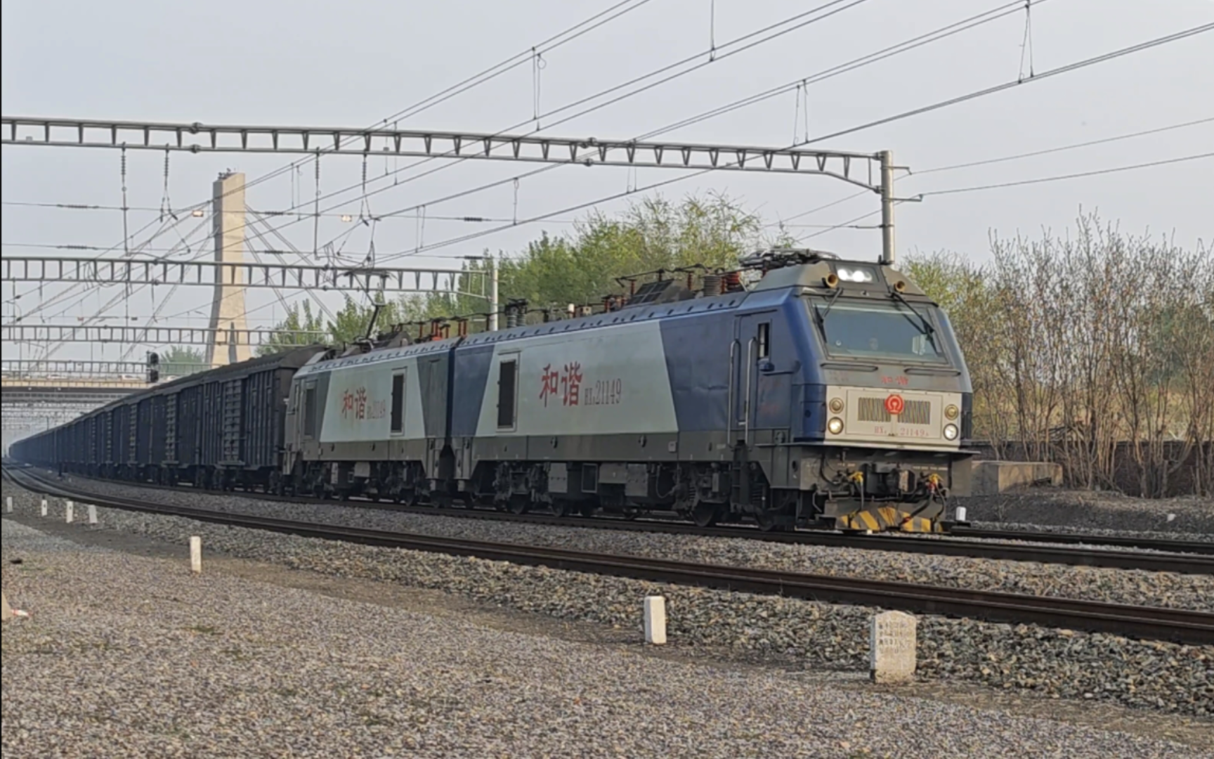 【铁路】丰沙下行货列23543次通过石景山南站