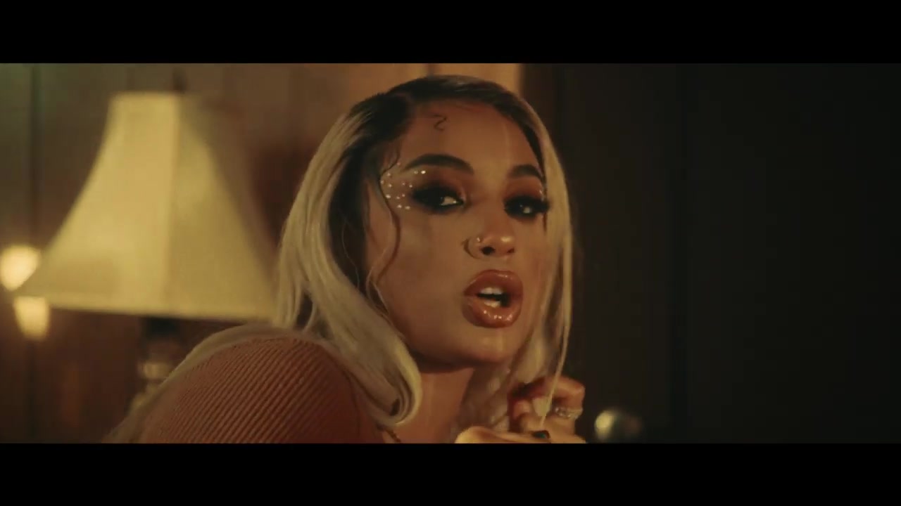 [图][新单MV]美国说唱歌手DaniLeigh - Cravin （ft. G-Eazy）