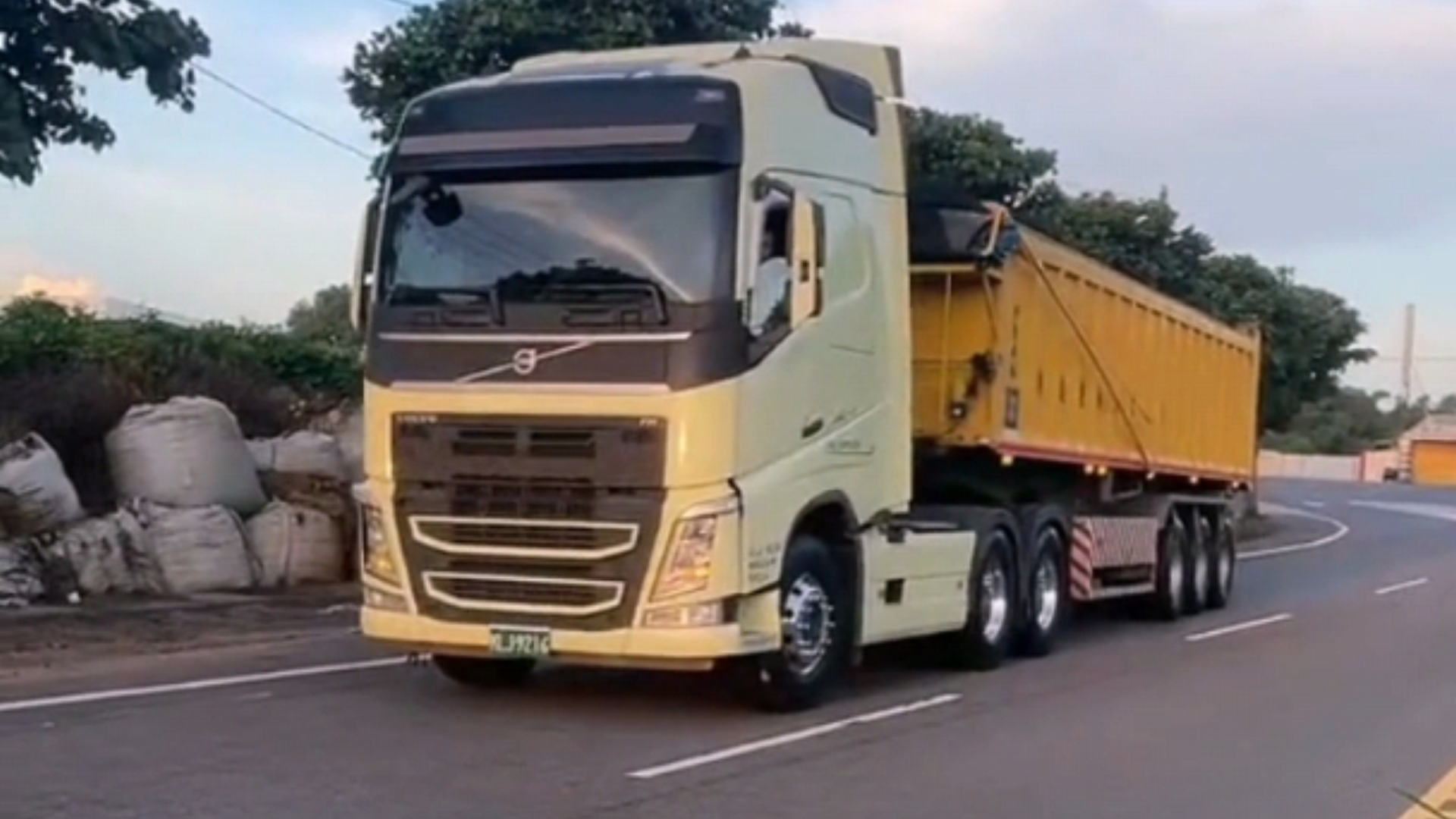 沃尔沃fh540侧翻半挂车