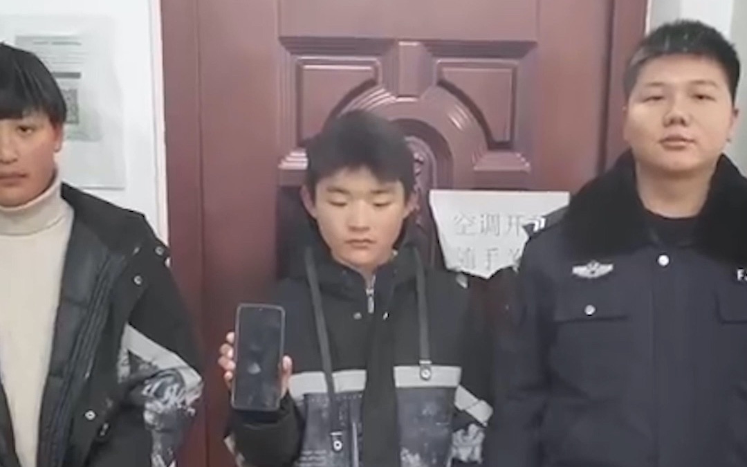 [图]中学生捡到手机送去派出所，被民警奖励了练习册，拿到后表情亮了