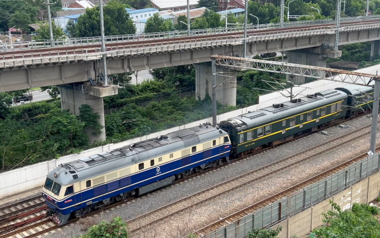 宁东挂牌狮子青年文明号0404牵引0t7775去南京西