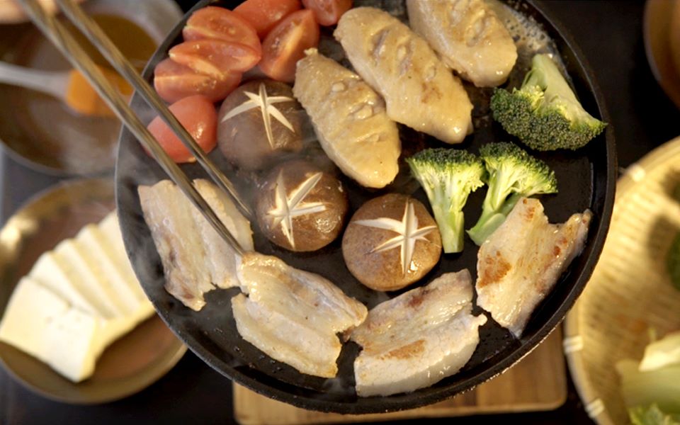 铁板烧是少不了五花肉的,在家吃上满满一盘,超满足!