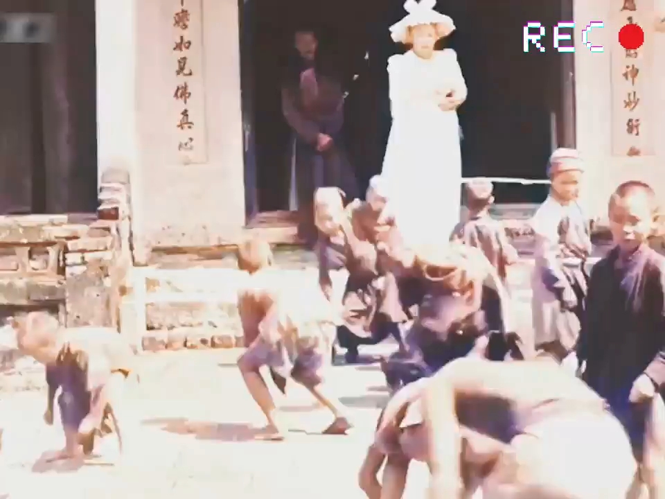 1903年法国贵妇撒糖施舍,18个小孩争相恐后,连大人都加入其中!哔哩哔哩bilibili