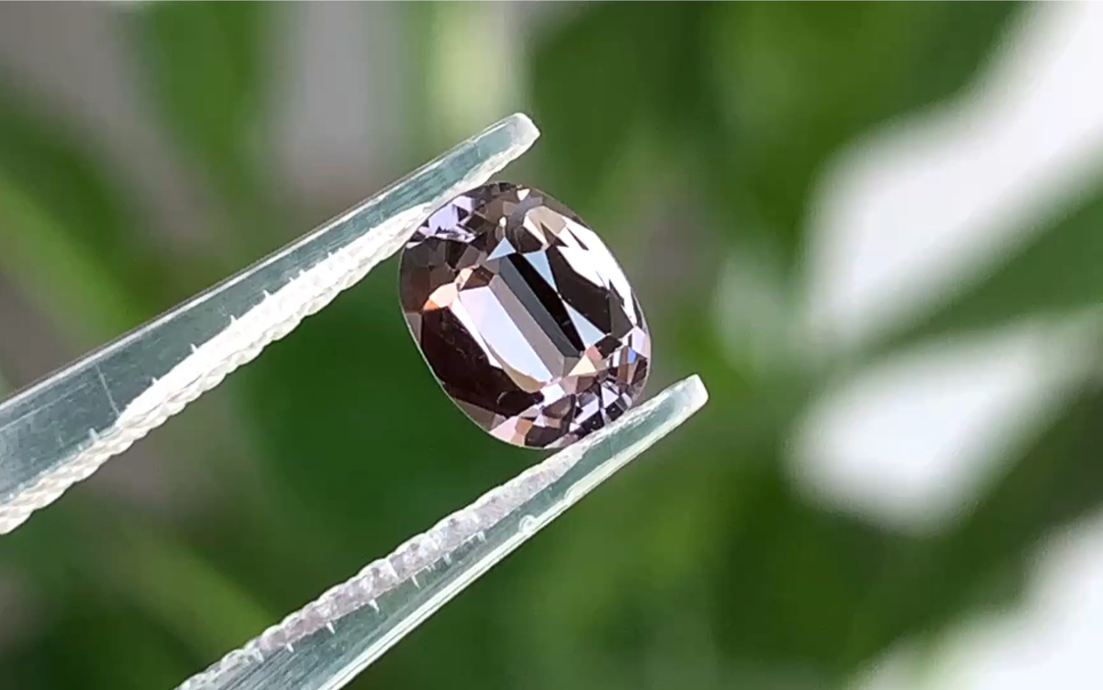 酷酷的金属灰尖晶石,绝美!火彩犀利