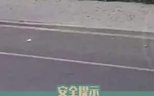 Скачать видео: 女子骑车玩手机撞上违停的大货车，交警认定：双方承担同等责任