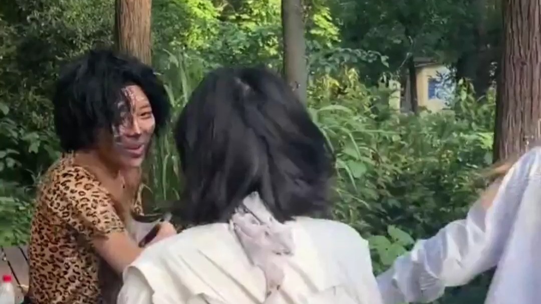 大学生在景区当一天野人npc能赚多少钱？