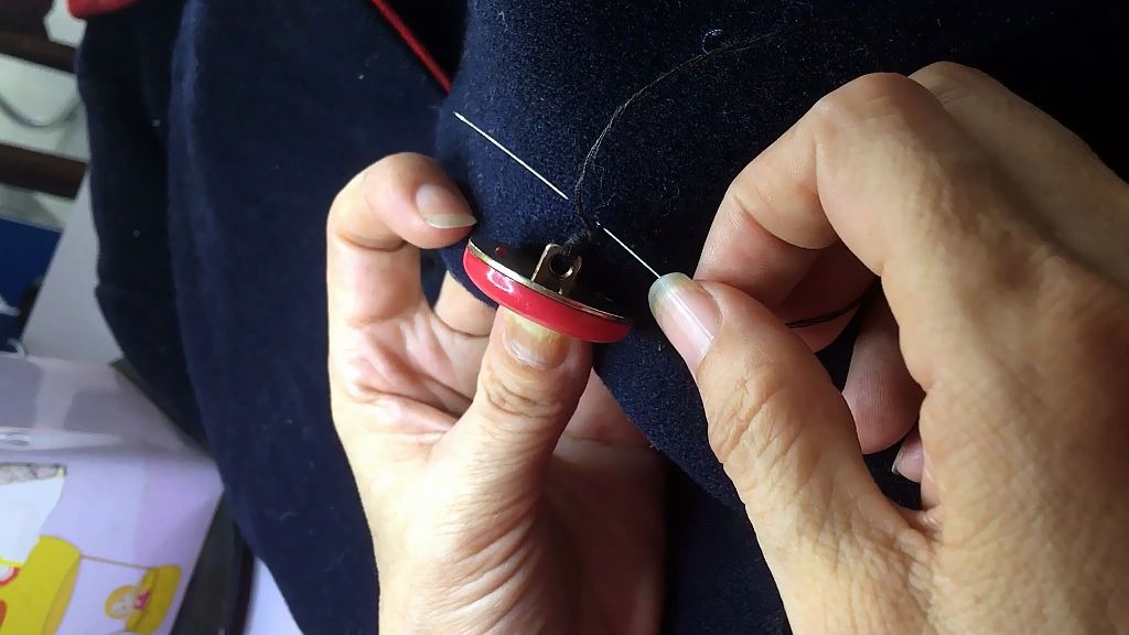 葛师傅精工织补教你西服扣子掉了这样缝,简单易学,喜欢的快点收藏,点