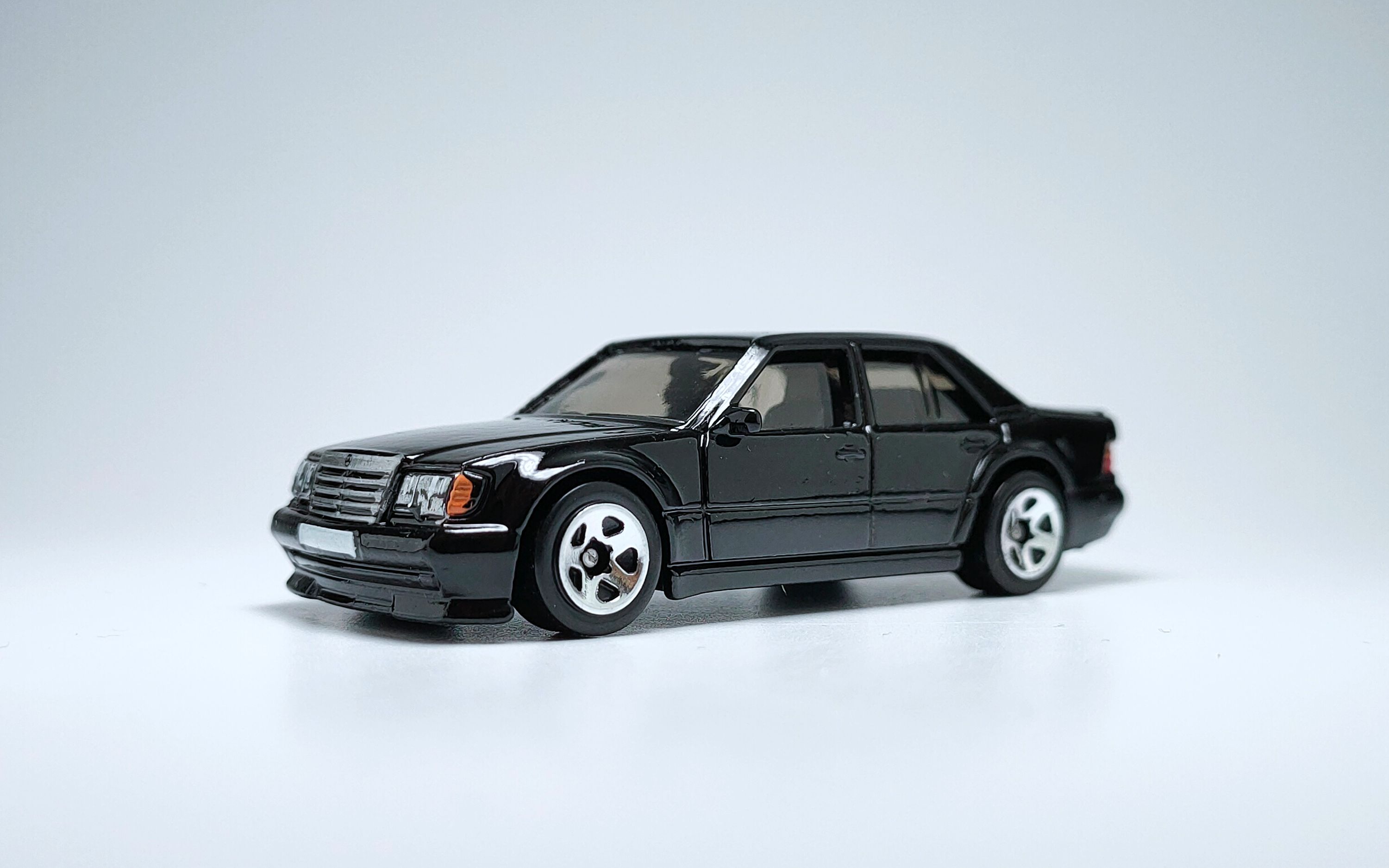 一分钟玩具开盒 风火轮普卡奔驰mercedes-benz 500e 开盒把玩评测