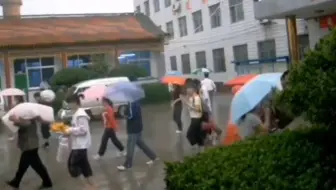 拍摄于2009年高三离校，高考完那天，大家连再见都没说，就背上书包走了。有的人从那天开始，就再也没有见过