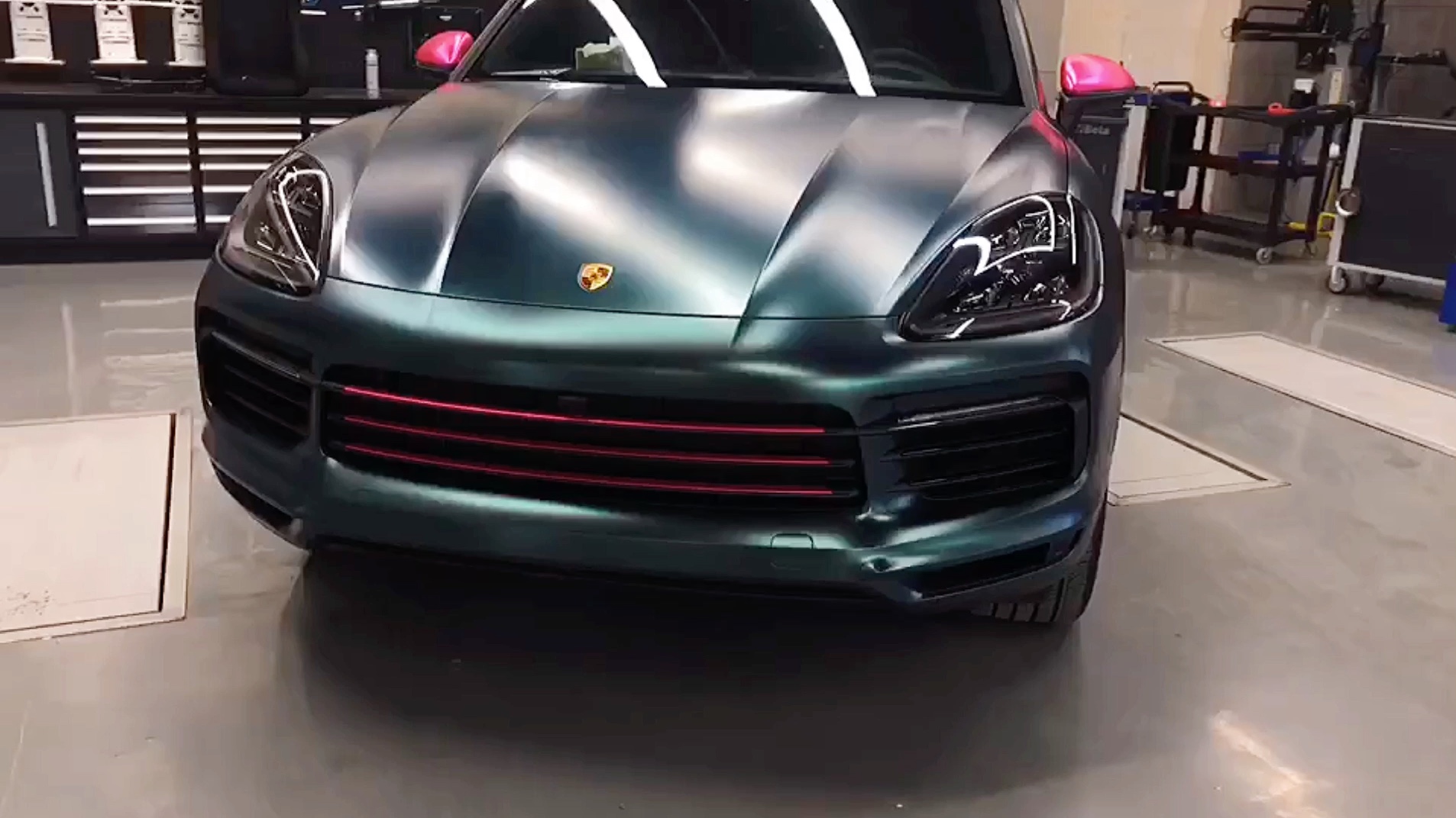 保时捷卡宴车身改色贴膜,漆面祖母绿改色膜整体漆面质感瞬间提升