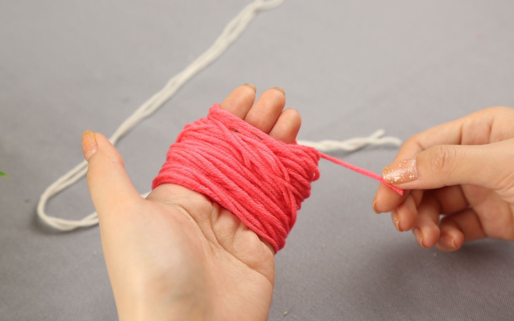 旧毛衣拆成毛线终于值钱了在手上缠几圈做成这个太有创意了