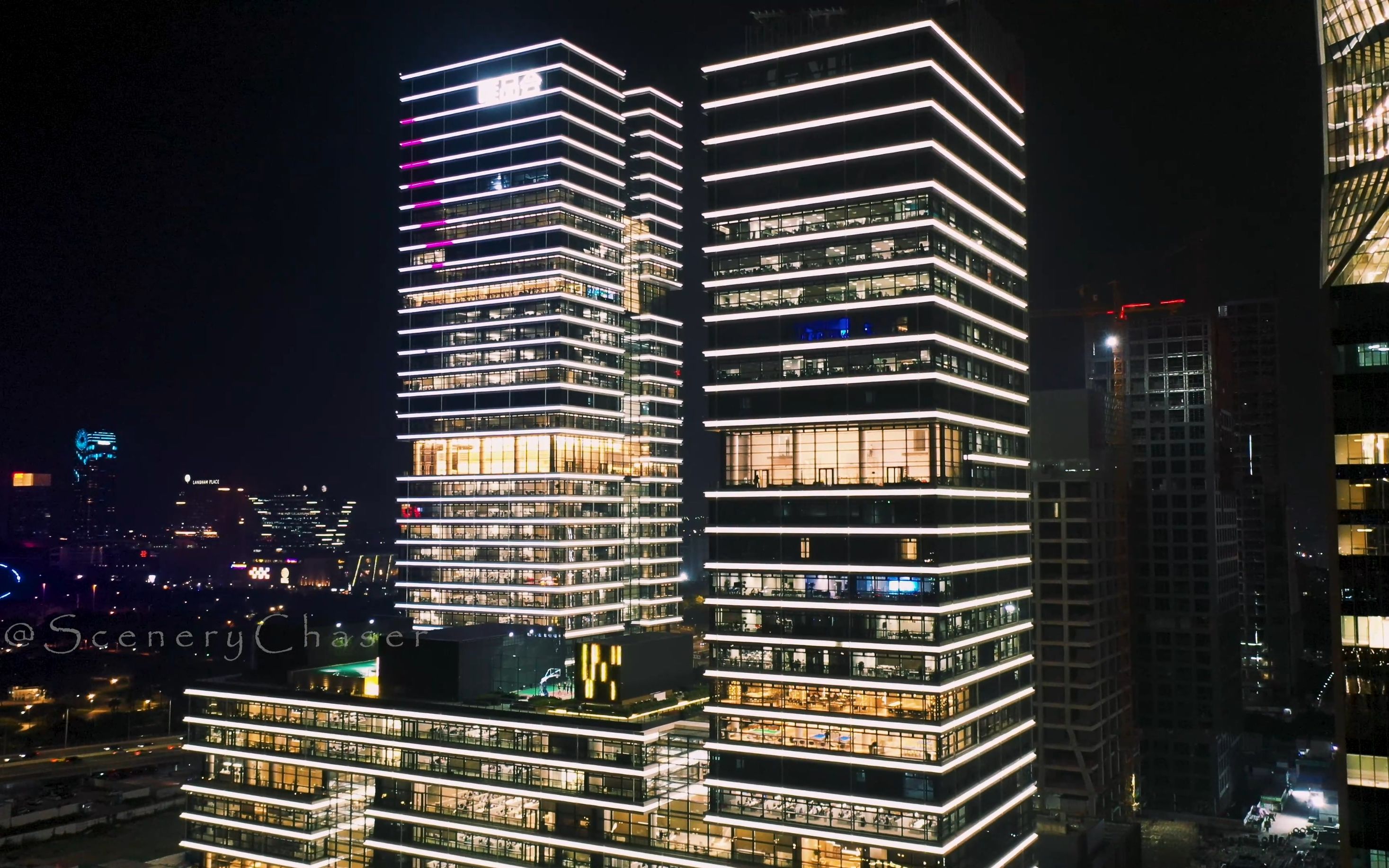 航拍广州建设中的琶洲cbd夜景,唯品会和阿里巴巴大楼已经亮灯了