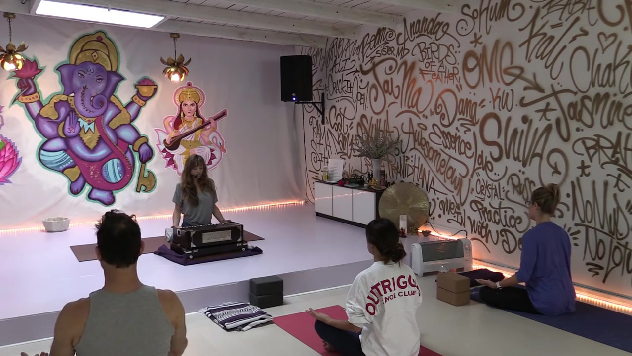 [图]Yoga Flow Class with Kate Duyn Cariati