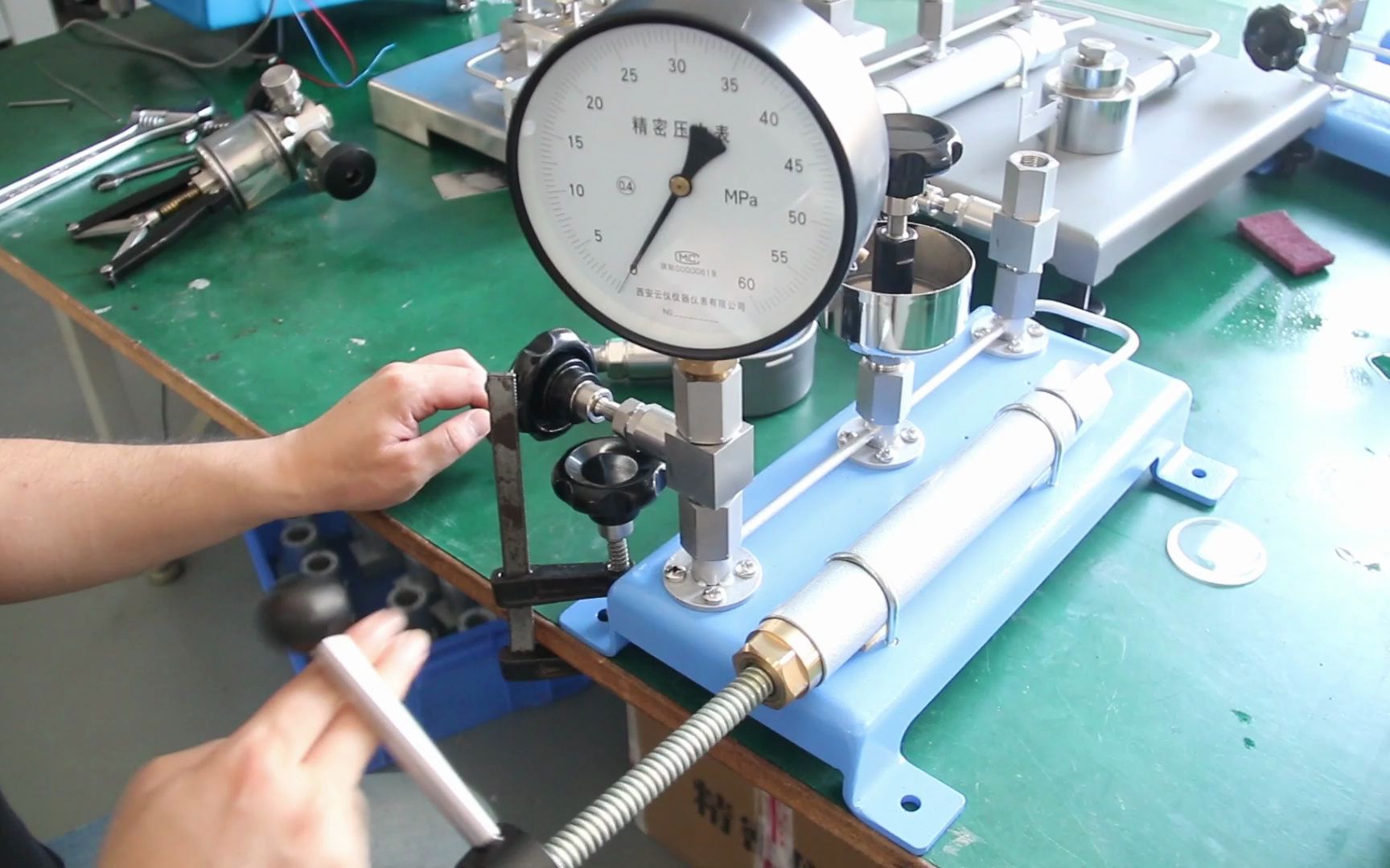 西安云仪-压力表校验器的打压和泄压操作