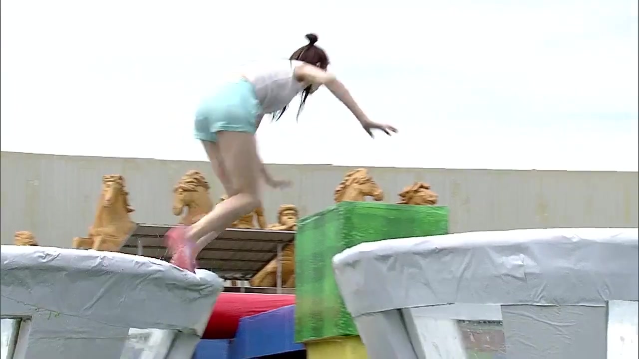 美女闯关落水 湿身