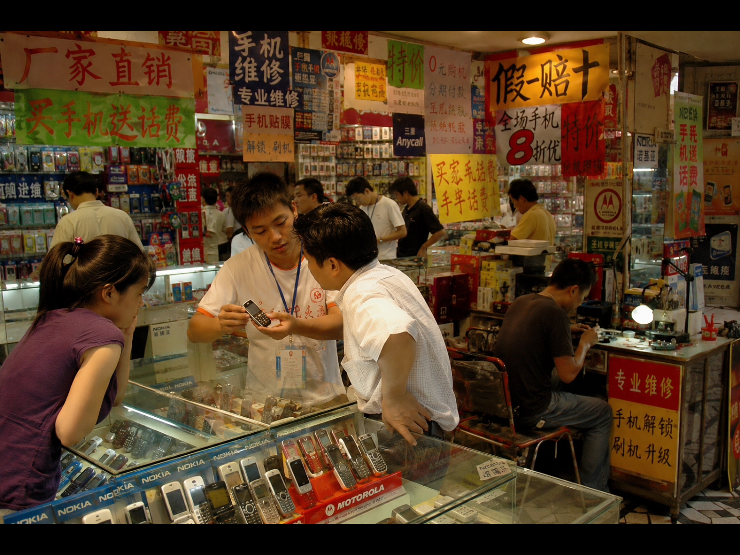 【GPTimage2生成】生成的两张客厅老照片/2011年手机批发场/充值卡售卖点